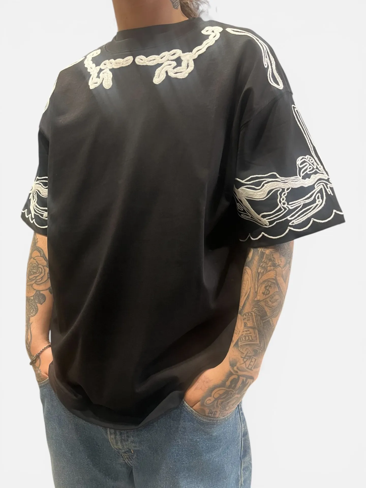 T-shirt Nera con Ricami Bianchi - Thumb 2